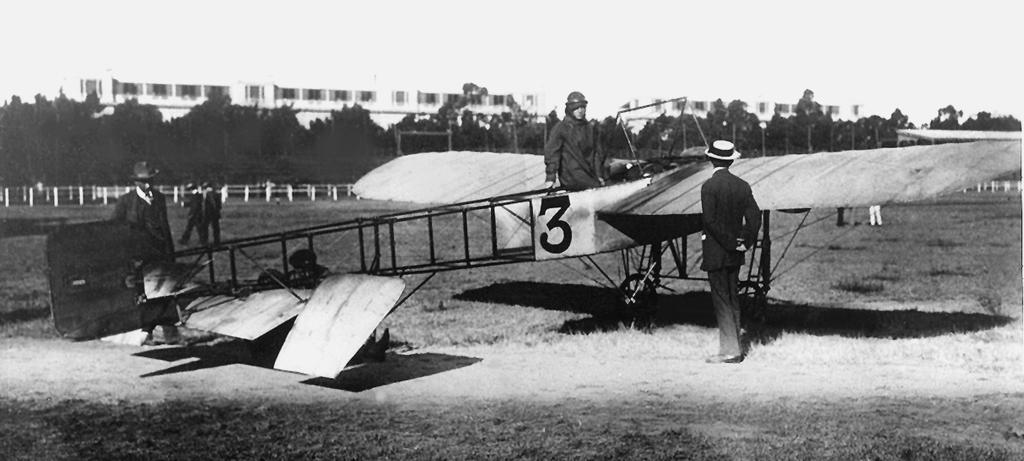 Talleres de El Palomar: límites y oportunidades en el marco de la Primera Guerra Mundial reparación de un Farman Tipo El Palomar 1913.