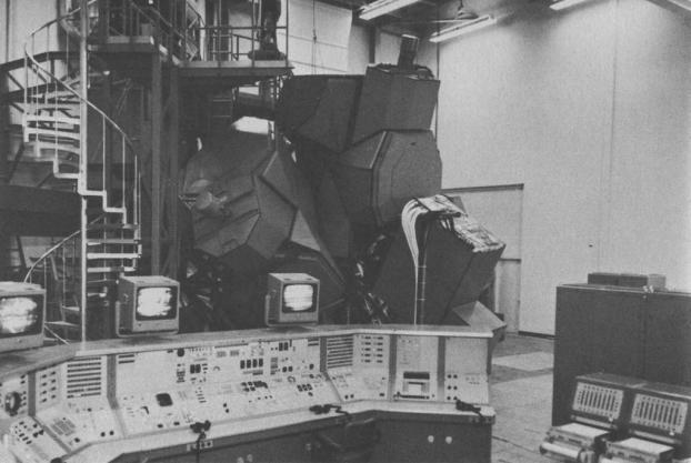 Derecha: Simulador empleado por la NASA para el proyecto Apolo Simulador instalado en el