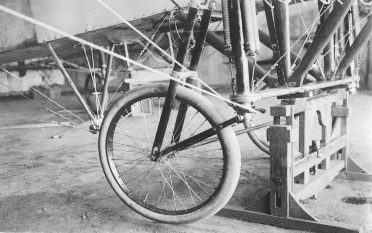 Talleres de El Palomar: límites y oportunidades en el marco de la Primera Guerra Mundial Tren de aterrizaje de un Blériot AGN N.