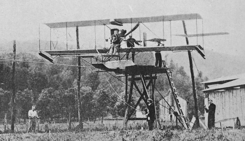 De los entrenadores a los simuladores de aviación Simulador Curtiss Plataforma experimentada por Glenn Curtiss (1878-1930), la plataforma que estimamos se construyó entre 1914 y 1915, era