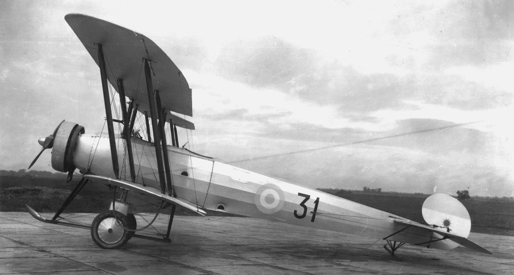Capitán de artillería aviador de Ejército (R) Eloy Martín La máquina es un pequeño biplano, construido por AV Roe & Co., Ltd. que funcionaba con un motor de Douglas plana doble.