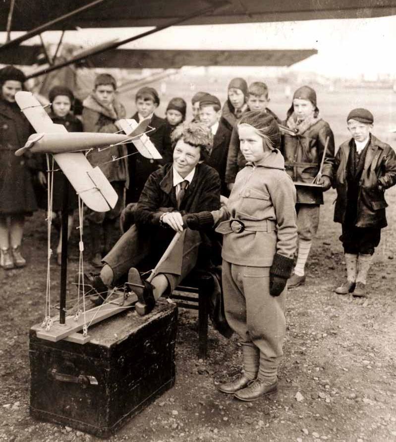 De los entrenadores a los simuladores de aviación Amelia Mary Earhart (1897-1937) demostrando a niños en Newark, New Jersey,