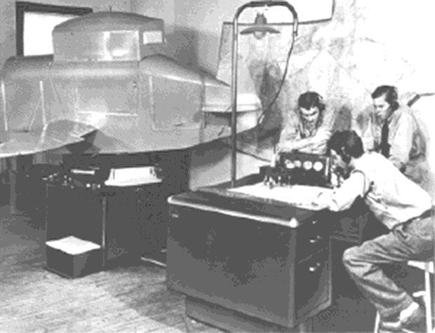 En 1927 Link trabajaba como operario en una fábrica de pianos y órganos, y al analizar los procesos de producción de estos instrumentos encontró un hilo conductor para proyectar a partir de 1928 su