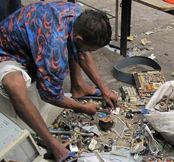 Qué ocurre si estos residuos electrónicos terminan en el mercado informal? 1. Manipulados sin implementos de seguridad ponen en riesgo la salud de la persona que los opera. 2.