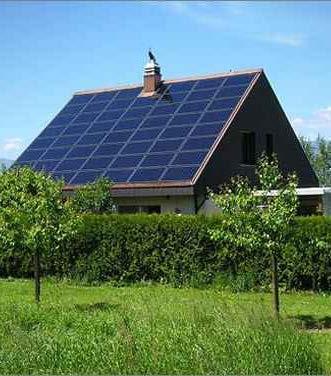500 kwh) harían falta 8 paneles fotovoltaicos, tienen una dimensión total de 13 m2 y esta instalación tendría un coste total de unos 7.