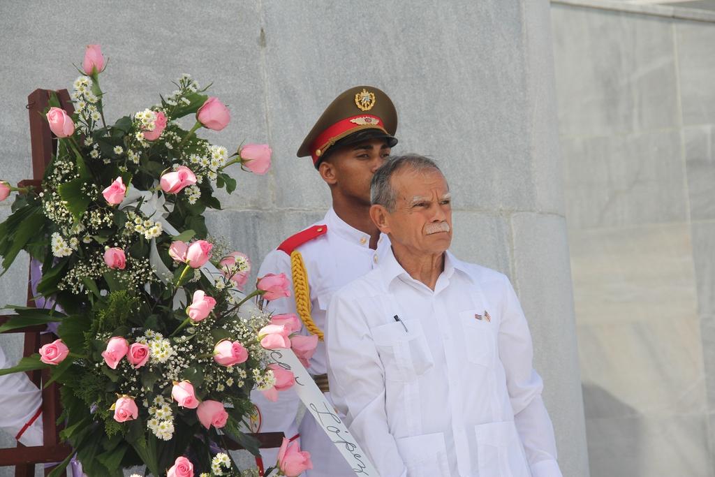 ofrenda floral a Martí en la Plaza de la Revolución de La Habana, junto