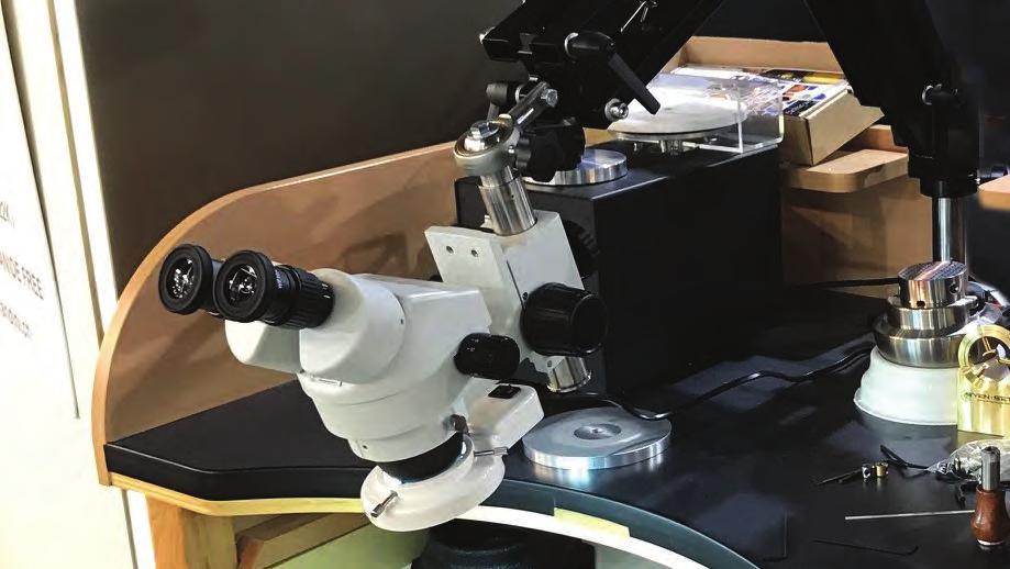 MICROSCOPIO GLARDON BY SYENSET Ventajas / Beneficios Syenset SZM65 El microscopio Syenset SZM 65 combina una lente de gran precision y calidad con una gran relacion calidad precio.