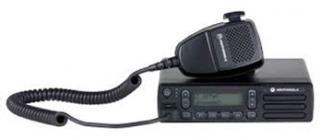 MID TIER DEM 400 El radio DEM 400 MOTOTRBO es una solución confiable y rentable para mantener al equipo en contacto, de manera que se puedan comunicar, coordinar y colaborar para obtener una