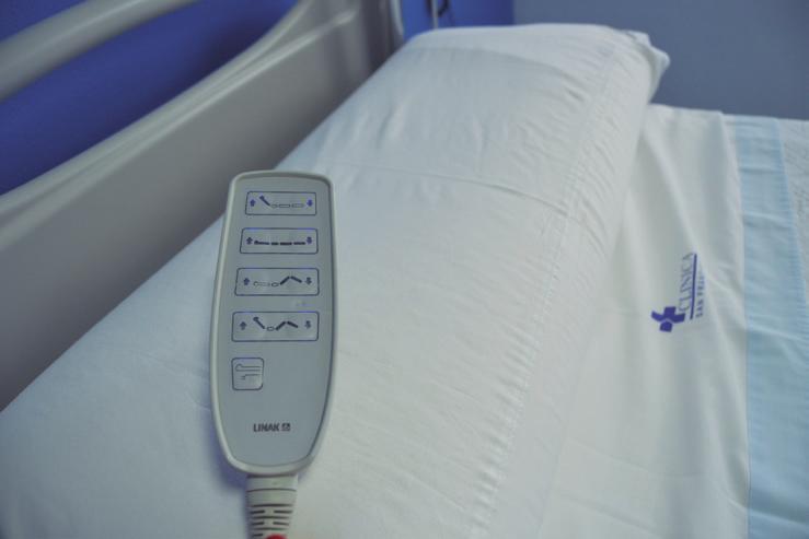 la cama con paciente encamado), colocarlo en decúbito supino y vestir al paciente con