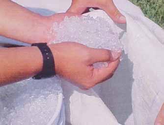 acrilatos super adsorbentes de agua que son capaces de almacenar hasta