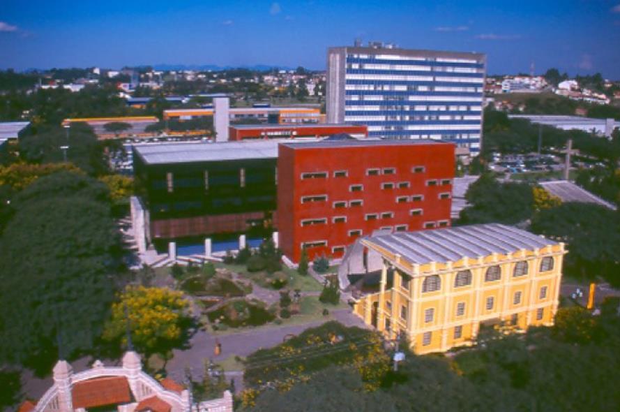 Bienvenidos a la Pontificia Universidad Católica de Paraná El Campus Curitiba de la Pontifica Universidad Católica de Paraná (PUC-PR) fue proyectado para integrarse a la ciudad.