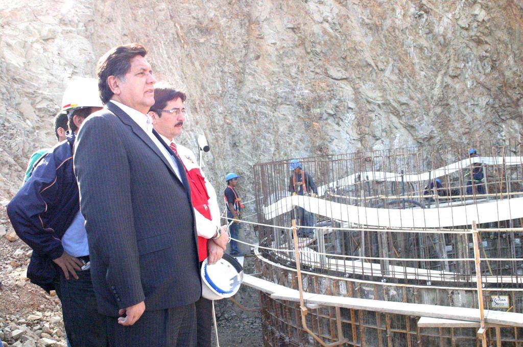 Beneficiará a 4.3 millones de peruanos Implica la construcción de un túnel de 3 Km. y la distribución de 2.