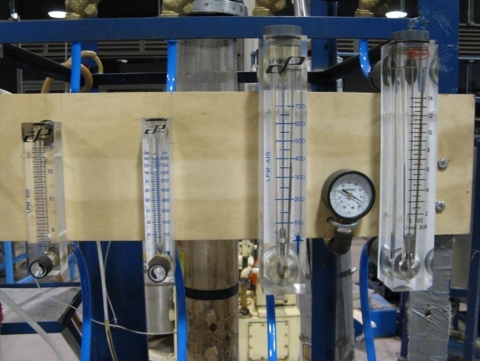80 Figura 6.4 Rotametros. 6.3 COLUMNA DE FLUIDIZACIÓN La columna para llevar a cabo lo experimentos de fluidización es de vidrio borosilicato 3.