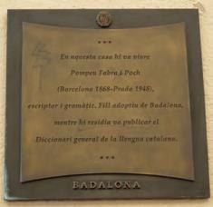 Les deu rajoles col locades a terra marquen els indrets més significatius de l estada de Pompeu Fabra a la nostra ciutat.