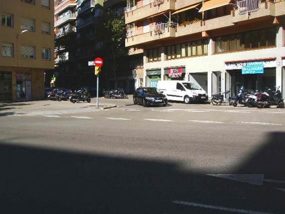 Vista del Carrer Gelabert antic : només eliminant l aparcament de motos s obté una amplada suficient per al bus