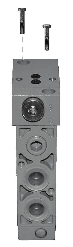 Conexión neumática Conducción interna del aire: El orificio marcado no debe quedar tapado por la junta reversible negra (fig. 9 izquierda).
