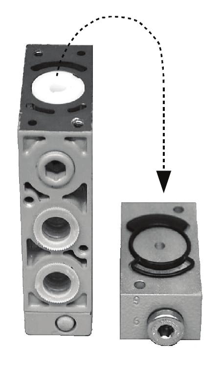 7: Interfaz CNOMO con válvula amplificadora Tener cuidado de no dañar las juntas de la válvula amplificadora y de la interfaz CNO- MO. Fig.