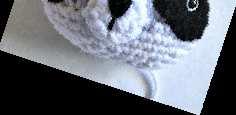 Usar lana fina de color negro y border la nariz antes de coser el morro a la cara. Coser el morro antes de rellenar la cabeza. Ver imágenes más abajo.