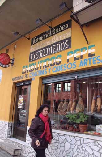 Distribución alimentaria Extremadura tiene 1.099.600 habitantes y una extensión de 41.634 km2. La provincia de Badajoz concentra más del 60% de la población.