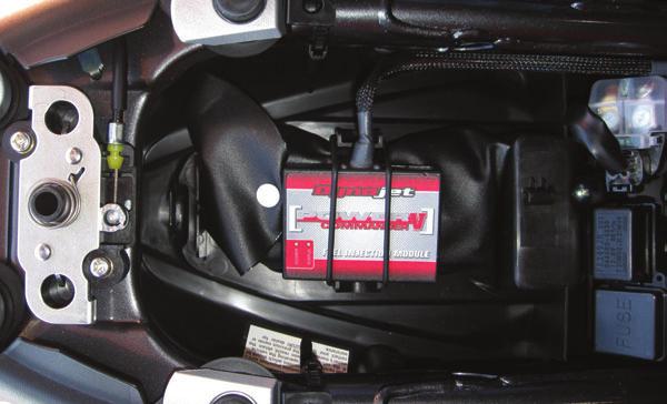 Fig.a 1. Desmontar los asientos del conductor y pasajero. 2. Colocar el PCV el la sección de cola de la moto, encima del kit de herramientas (Fig. A).