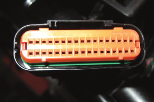 Para desactivar el indicador de la inyección de combustible FI cuando el sensor O2 está desconectado, soltar el cable NEGRO/MARRÓN de la ECU, situado en el pin #23 del conector NEGRO.