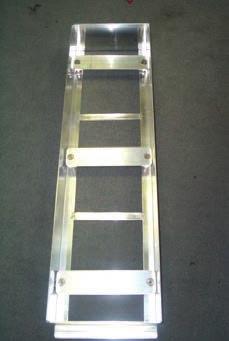 Soporte Tabla de Batida El soporte de la tabla de batida está hecho de aluminio. Sus dimensiones interiores son 122x34x10 cm.