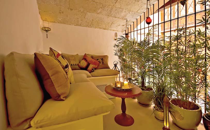 12 LA CASA Diario de Mallorca Un oasis en plena ciudad. Es el patio interior en el que queda patente su inspiración oriental. Los baños, alicatados en piedra natural.