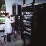 Centro de cómputo Supervisa los servicios para mantenimiento y operación del parque informático y administra la red instalada en las oficinas, laboratorios, centro de capacitación, Campus Morelos del