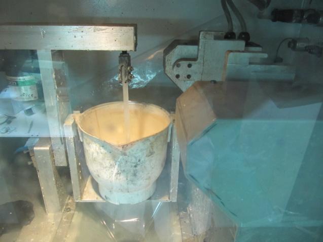 9. Preparación del molde de silicona: Colocación de la plastia por la parte más prominente con un cono sobre un soporte de madera, donde se