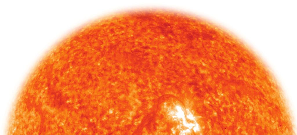 Qué combustible usa el Sol? El Sol no usa combustible, sino que está compuesto por hidrógeno en 73.46%, de helio en 24.85% y el resto son materiales pesados.