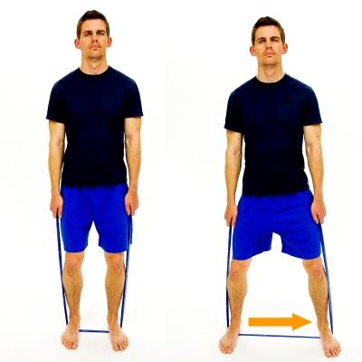 separados al ancho de los hombros frente a una silla o mostrador.