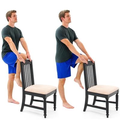 MARCHING - STANDING Sostenga el mostrador o la silla hacia atrás para mantener el equilibrio. Ponte de pie.