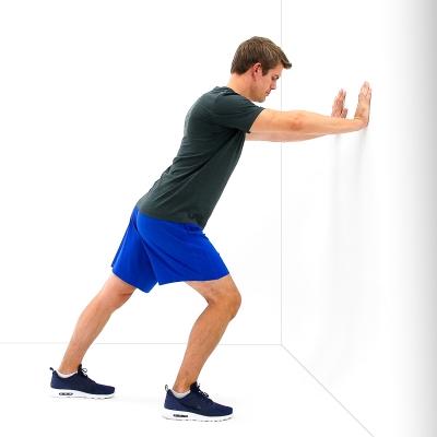 Presiona la rodilla recta. Sostenga 10 segundos, luego suelte doblando la rodilla STRETCH DE PIE Párate frente a una pared o mostrador.