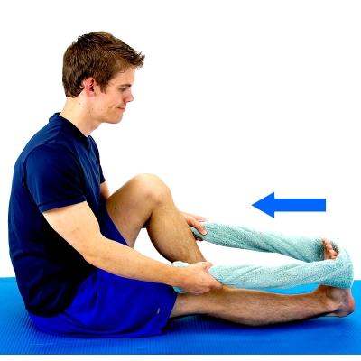 Inclínate hacia la pared mientras tu rodilla delantera se dobla, hasta que sientas un estiramiento en la pierna trasera.