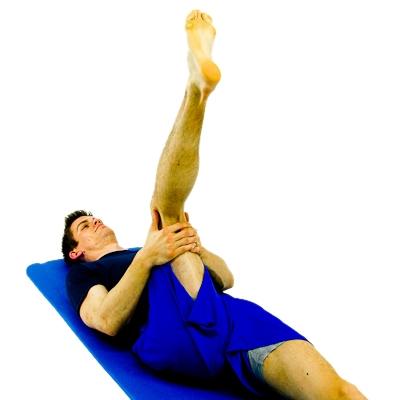 Mantenga la rodilla recta e inclínese lentamente hacia adelante hasta que sienta un estiramiento en la parte posterior de la rodilla / muslo.