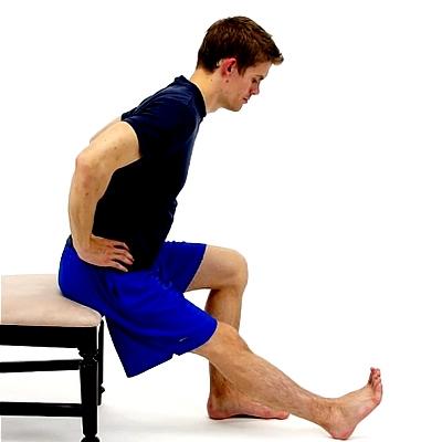 Levanta la pierna y sostén la parte posterior de la rodilla.