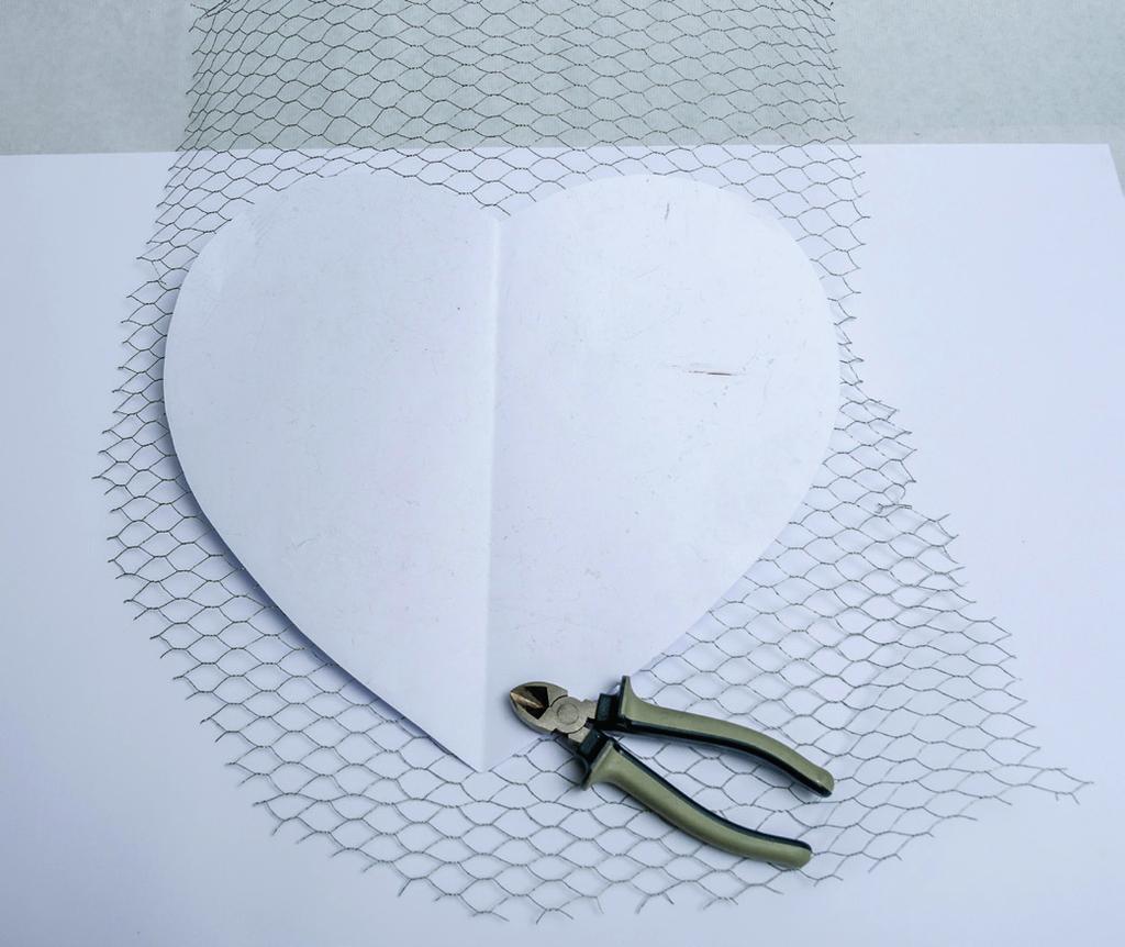 Colocar el corazón de alambre sobre una hoja de papel y