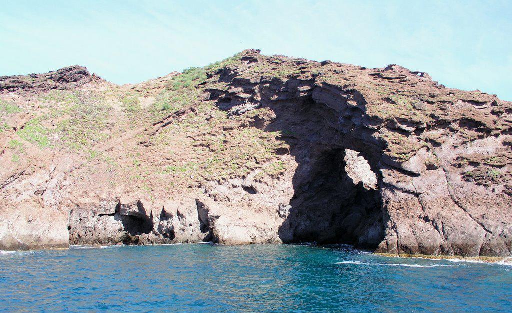 Islas Columbretes, Costa de Castellón.: La Foradada.