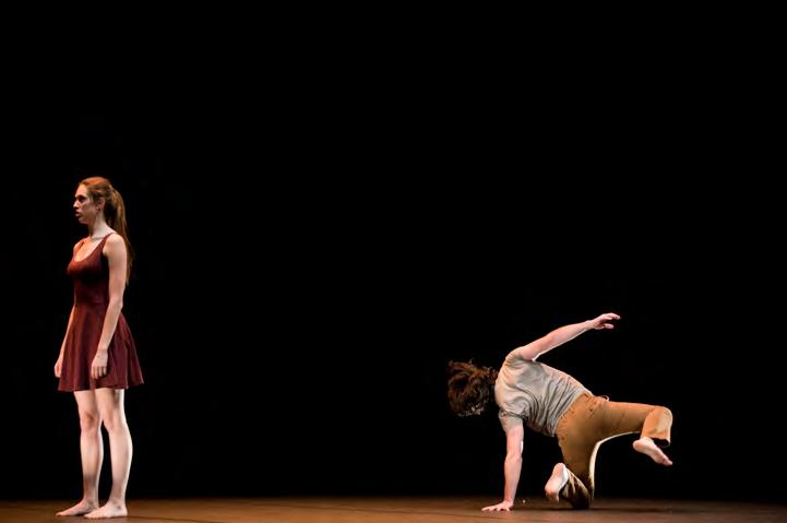 SARA ELIZABETH GÓMEZ Nacida en 1995 en Sevilla su interés por la danza comenzó desde la más tierna infancia con sus primeras clases de sevillanas.