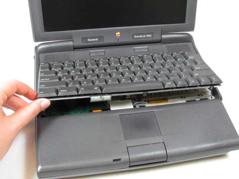 Antes de intentar quitar el teclado, tenga en cuenta que un cable de cinta