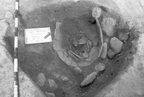 MEMORIAS DE ARQUEOLOGÍ A Lámina 4. La urna del enterramiento 1 contenía los restos óseos de un niño dispuesto en posición fetal.