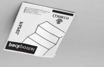 Packpostal-Papel: contiene 2 pliegos de papel Kraft, rollo de cinta adhesiva y 4 etiquetas autoadhesivas para escribir las direcciones.