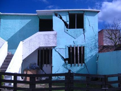 Figura 2. Casa habitación afectada por el fallamiento activo de la Ciudad de Irapuato. Ubicada en Hacienda La Virgen 1ra. Sección.