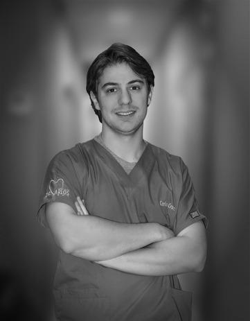 -Experto en Periodoncia e Implantes por la Universidad de Sevilla 2011. -Master en ciencias odontológicas por la Universidad de Sevilla 2011.