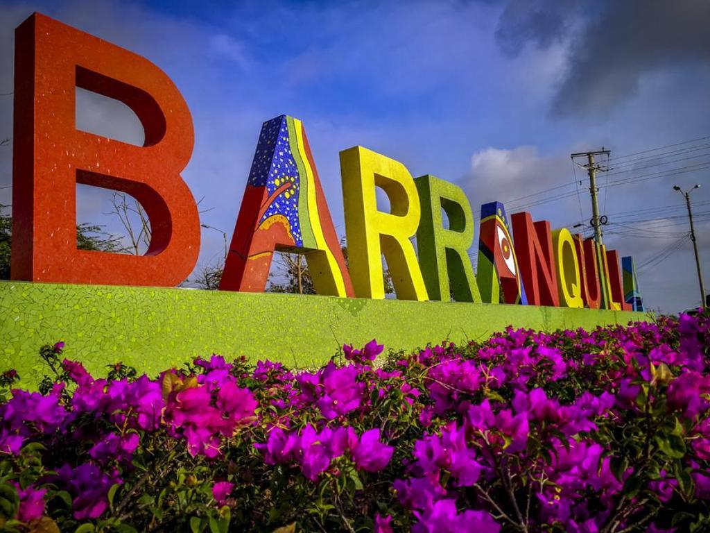 LUGAR Barranquilla-Colombia Barranquilla, Colombia, donde el río Magdalena se encuentra con el Mar Caribe, es una ciudad colombiana en la que una calle cualquiera se convierte en una fiesta.