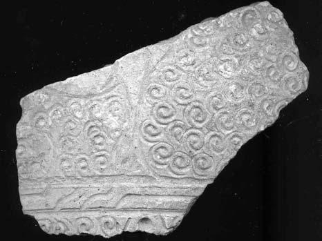 Dentro del contexto cerámico aportado en las diferentes fosas halladas en calle Echegaray se pueden destacar los fragmentos de cerámica estampillada: 1.