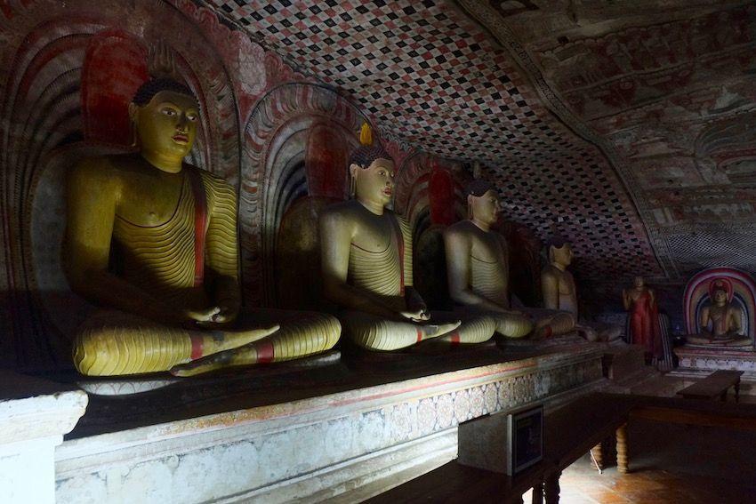 Cueva 4: PACHIMA VIHARAYA Esta cueva mide aproximadamente 15 metros de largo por 10 de ancho. El principal reclamo es la preciosa estatua de Buda sentado en la postura dhyana mudra.