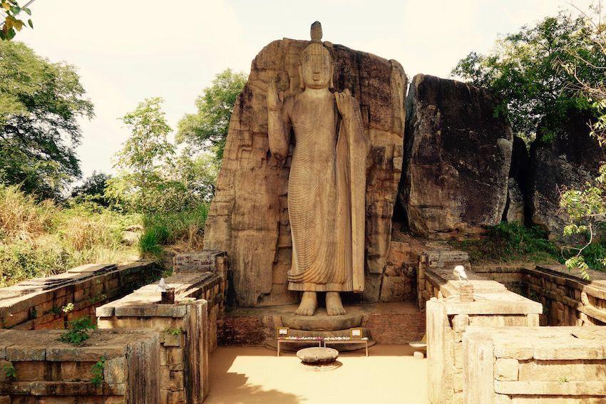 Buda Aukana Sri Lanka El Buda Aukana es una estatua de Buda de 12 metros de altura esculpida en una roca de granito durante el siglo V.