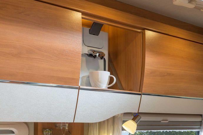 El cajón para los pequeños ayudantes de cocina es ideal para guardar la cafetera y demás aparatos.