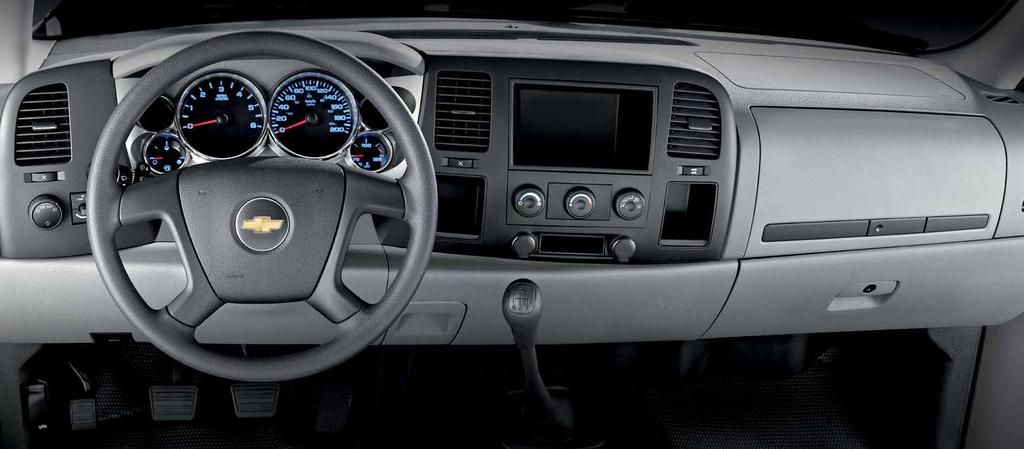 Interior Trabajar será todo un placer Con Chevrolet Silverado vive tus logros con todo el confort, sus dos versiones cuentan con radio AM/FM con